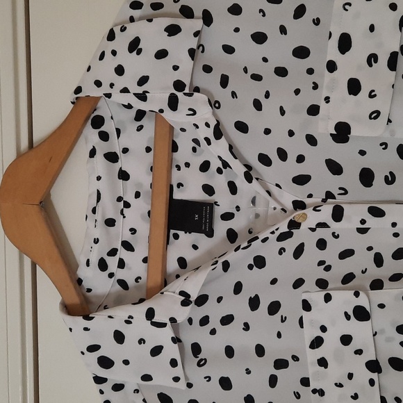 NWT INVESTMENTS WOMAN BLACK AND WHITE ANIMAL SPOTS BLOUSE SZ 1X - Picture 2 of 15